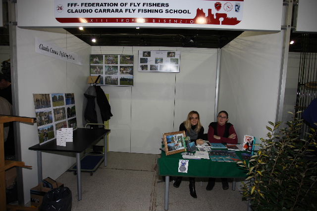 Lo stand FFF insieme alla Claudio Carrara Fly Fishing School