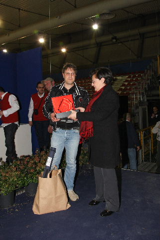Andrea Gasparini Riceve il premio "Memorial Benuccio Benucci" Per la Miglior Effimera Dalla Moglie di Benuccio