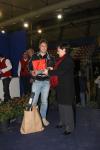 Andrea Gasparini Riceve il premio "Memorial Benuccio Benucci" Per la Miglior Effimera Dalla Moglie di Benuccio