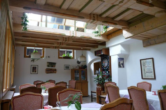 La sala da pranzo della Gasthof Dorfschenke