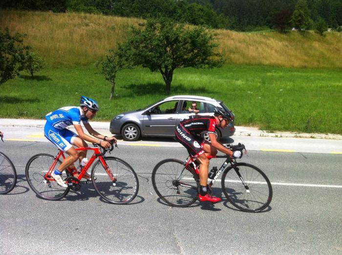 Anche bloccati da una corsa ciclistica non ci si perde d' animo.