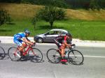Anche bloccati da una corsa ciclistica non ci si perde d' animo.