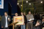 Il pittore Mario Corti consegna il quadro al primo classificato Andrea Gasparini