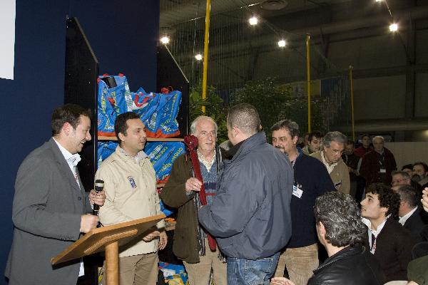 Alessandro Casiglia riceve il premio Memorial Fabio Magnolfi e Gianni Gianneschi dal padre di Fabio.