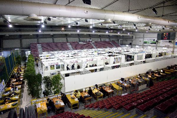 Colpo d'occhio sui partecipanti alla gara e sugli stand.