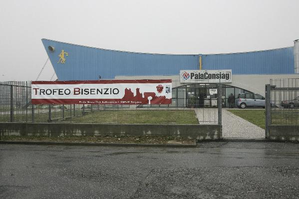 L'ingresso del PalaConsiag, sede del dodicesimo Trofeo Bisenzio.