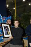 Jsmaele riceve il quadro con la foto di suo padre, il mitico Pio Forner.